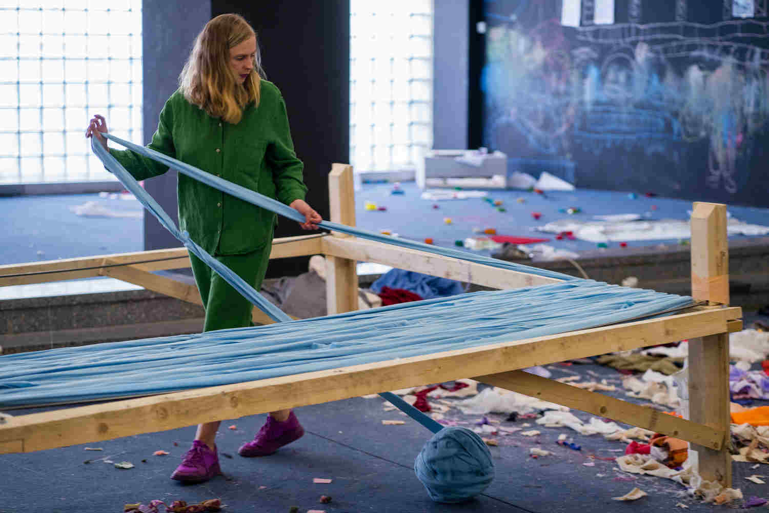 Prsa, děti, bytosti a smetí, Ručně tkaná tapiserie z textilního odpadu 2022