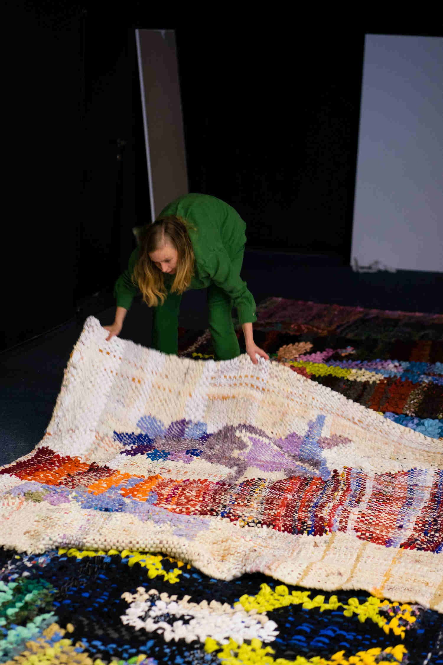 Prsa, děti, bytosti a smetí, Ručně tkaná tapiserie z textilního odpadu 2022
